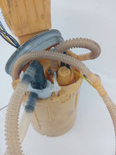 Load image into Gallery viewer, Audi A4 2.5 V6 TDi B6 Cabriolet Fuel Sender Unit