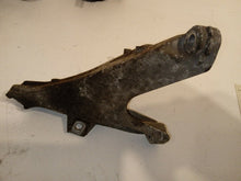 Load image into Gallery viewer, Audi A4 B7 SE 2.0 TDI Drivers Right Side Engine Mount Bracket