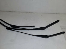 Load image into Gallery viewer, BMW 120D M Sport E87 Front Wiper Arms