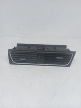 Load image into Gallery viewer, Audi A4 B8 SE 2.0 TDI Centre Air Vents
