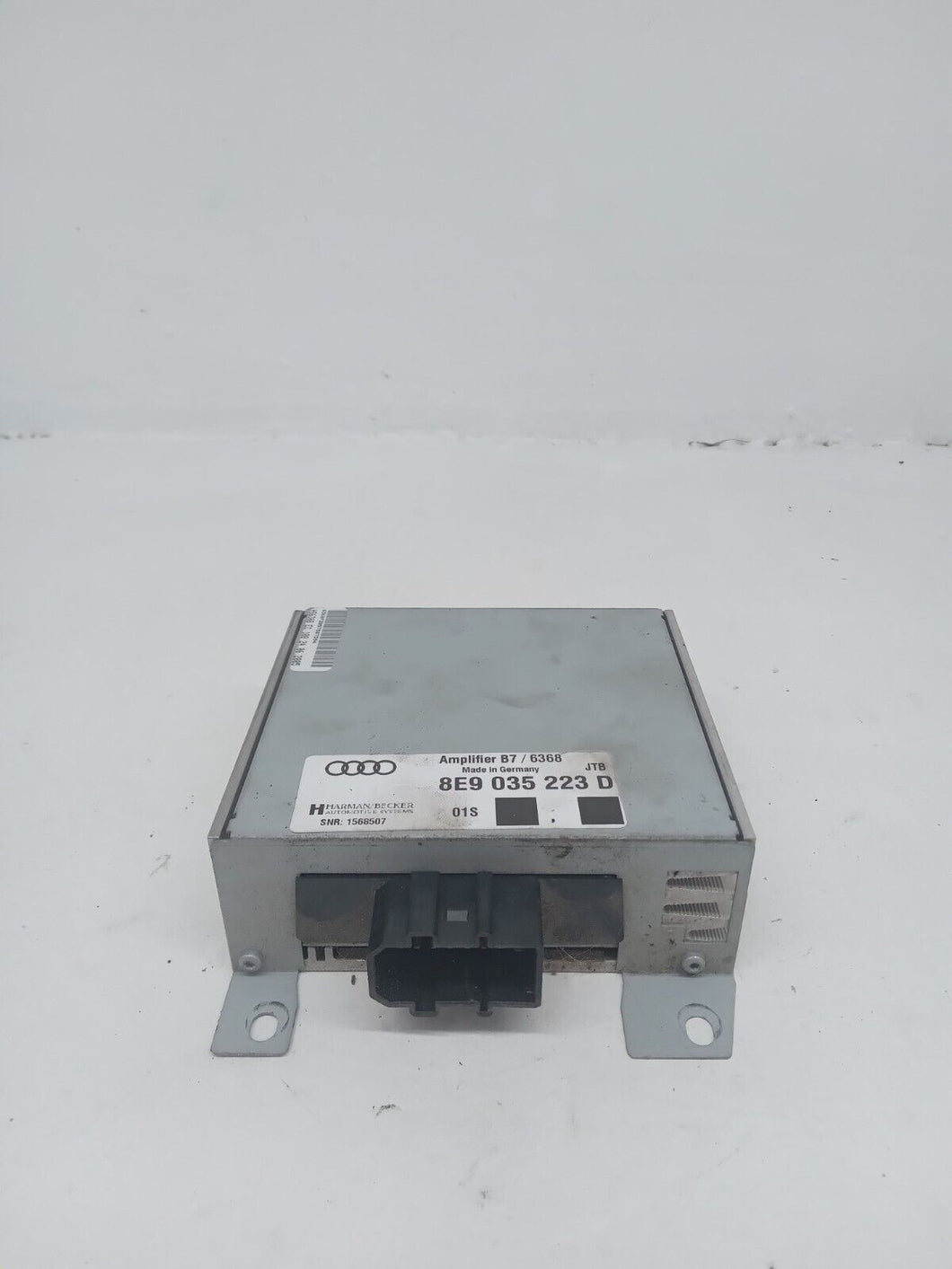 Audi A4 B7 SE 2.0 TDI Audio Amplifier