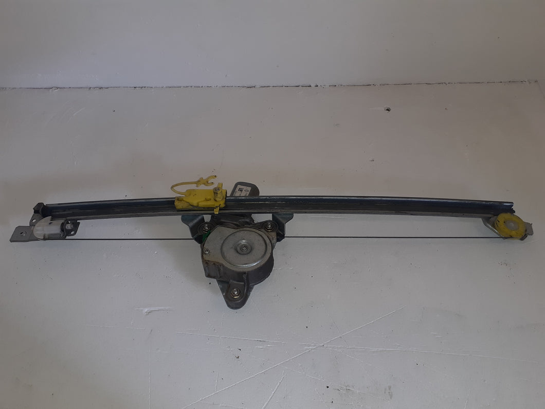 Vauxhall Vivaro Renualt Trafic 1.9 F9Q Drivers Right Side Window Regulator